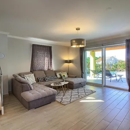 Holiday home Mit Privatpool Fuer 8 Personen Ca 120 Qm In Mugeba, Istrien Istrische Riviera *